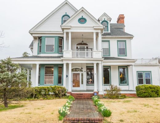 There's a Pirate Ship House Boat For Sale in Virginia, and It's Only  $49,000