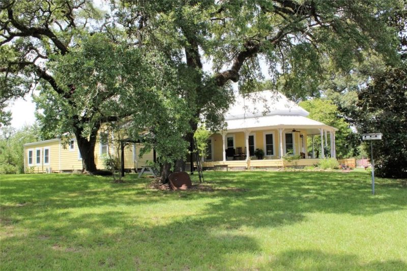 Look at that porch! Two acres in Texas. Circa 1906. $165,000 – The Old ...