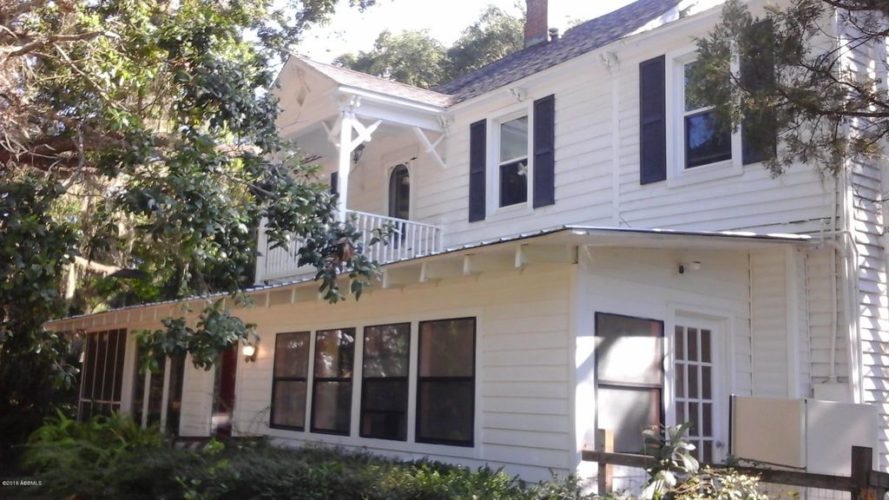 Waterfront! Original caretaker’s cottage to Coffin Point Plantation. St