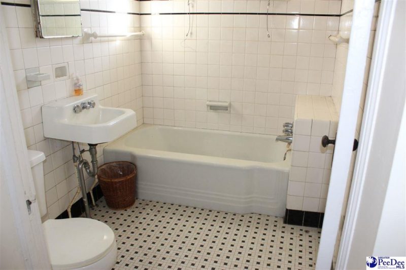 Love the bathtub! Circa 1923 in SC. $65,000! – The Old House Life