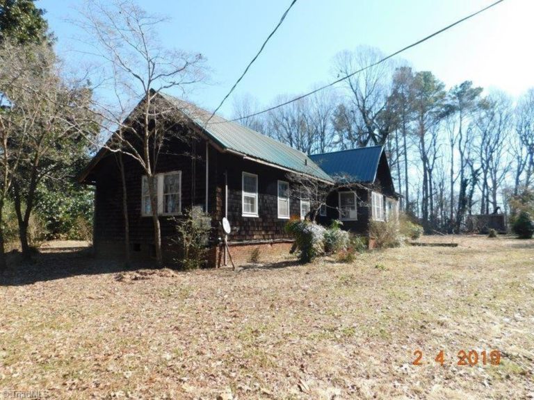 Previously a hunting lodge. Ten bedrooms and four acres in NC! Circa ...