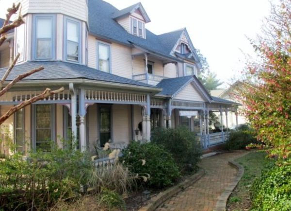 Old Buggy Inn, Circa 1880. One acre in NC. $384,900 Appraised at ...