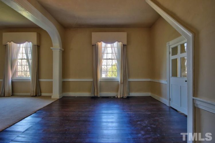 Dr. Nathaniel Roan House, Circa 1838. One acre in NC. 89,000 The Old