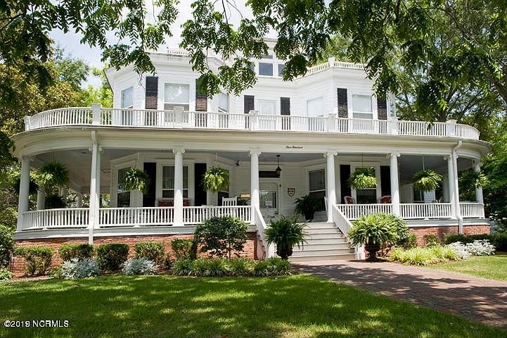 Pamlico House Bed And Breakfast. Waterfront Town In NC. Circa 1905 ...