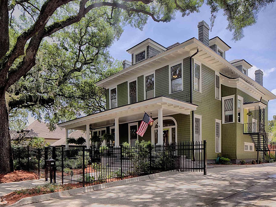 Ardsley Park Mansion, Circa 1913 in Savannah, That tree is