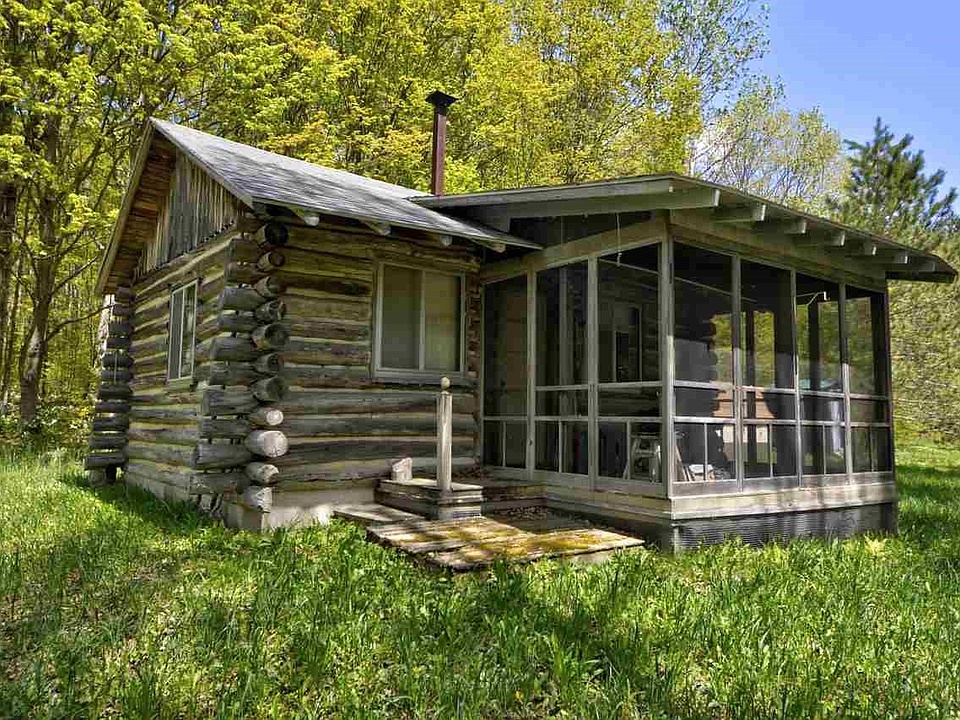 Log Cabin On 34 Acres In Michigan Circa 1910 99 000 The Old House Life