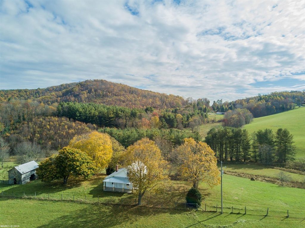 Beautiful setting! Circa 1930. On one acre in Virginia. $74,900 – The ...