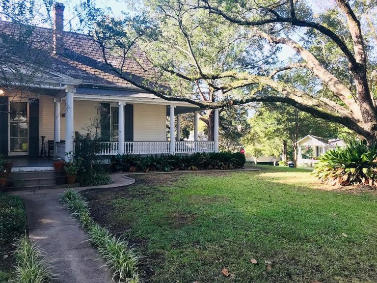 Really nice! Nathan McGee House, Circa 1892. On 1/2 acre in Mississippi ...