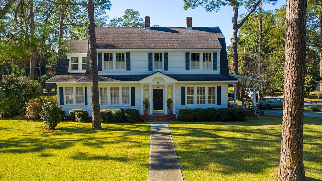 Pretty home! Circa 1929. On 1/2 acre in Waycross, 189,500