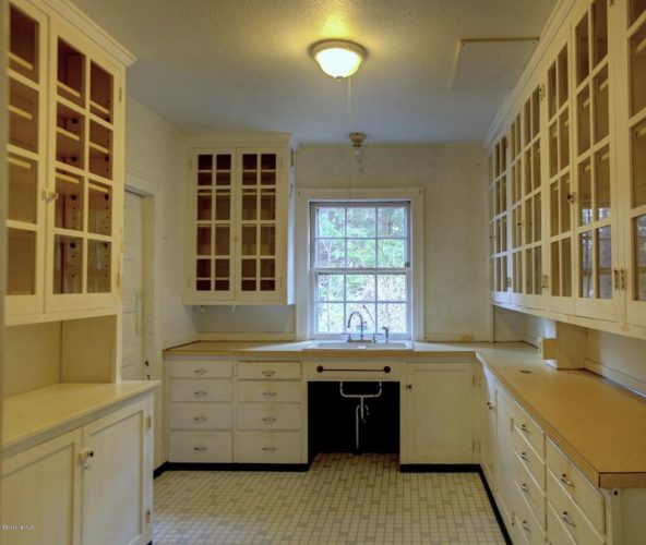 Look inside! The Pomeroy House, Circa 1928. On two acres in Massachusetts. 299,000 The Old