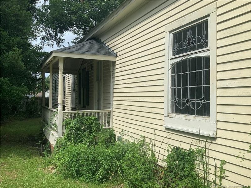 Love that porch! Circa 1901 in North Carolina. $65,000! – The Old House ...