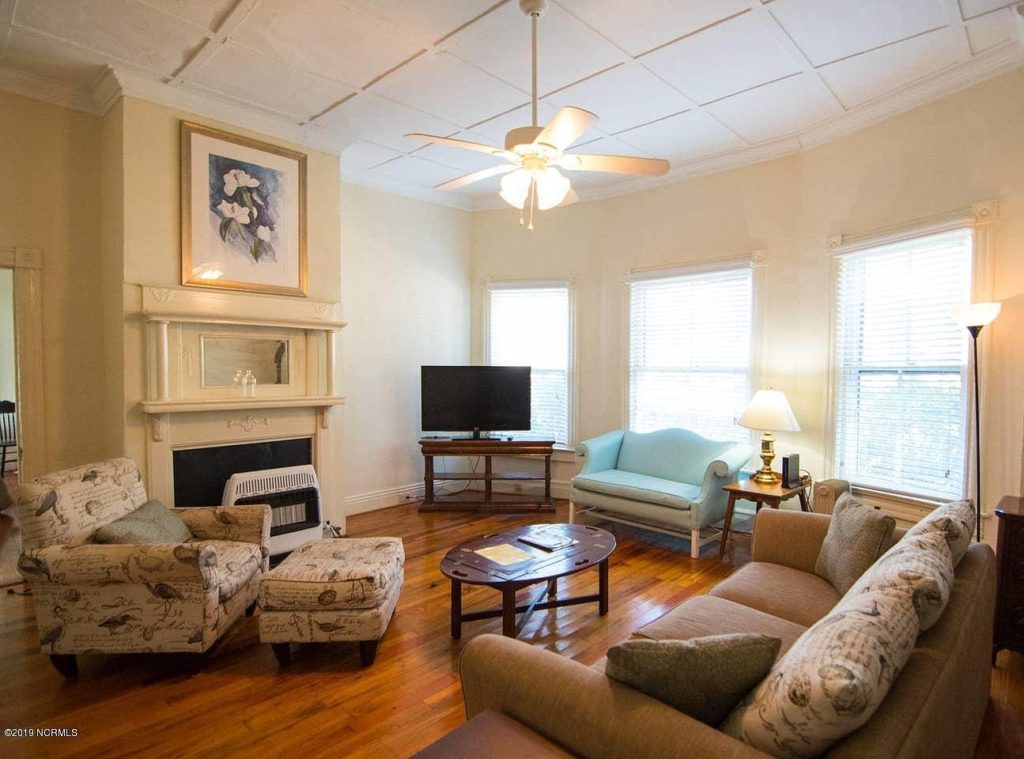 Off market. Historic Crutchfield House, Circa 1910 in North Carolina