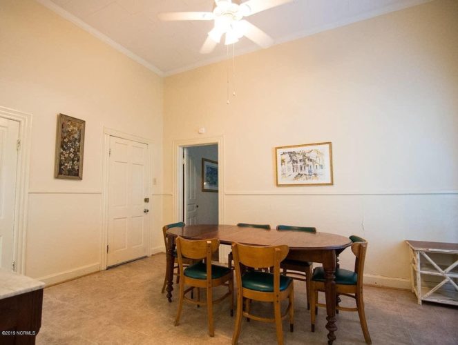 Off market. Historic Crutchfield House, Circa 1910 in North Carolina