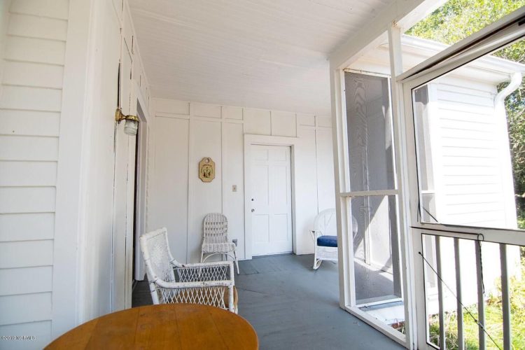 Off market. Historic Crutchfield House, Circa 1910 in North Carolina