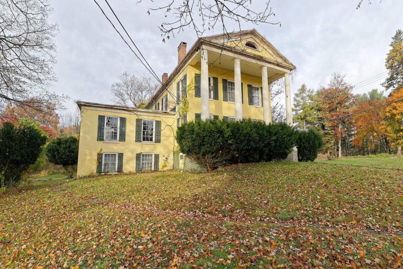 Historic Buell Mansion, Circa 1770. Over three acres in New York