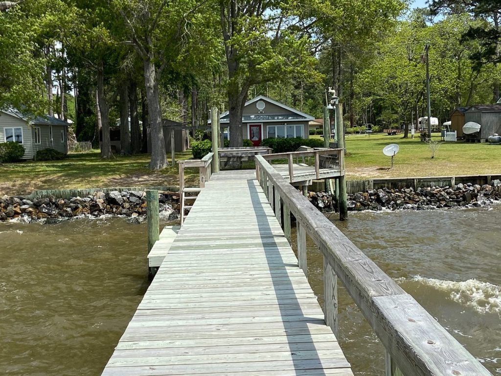 Waterfront cottage in Belhaven, North Carolina. Circa 1940. 219,000