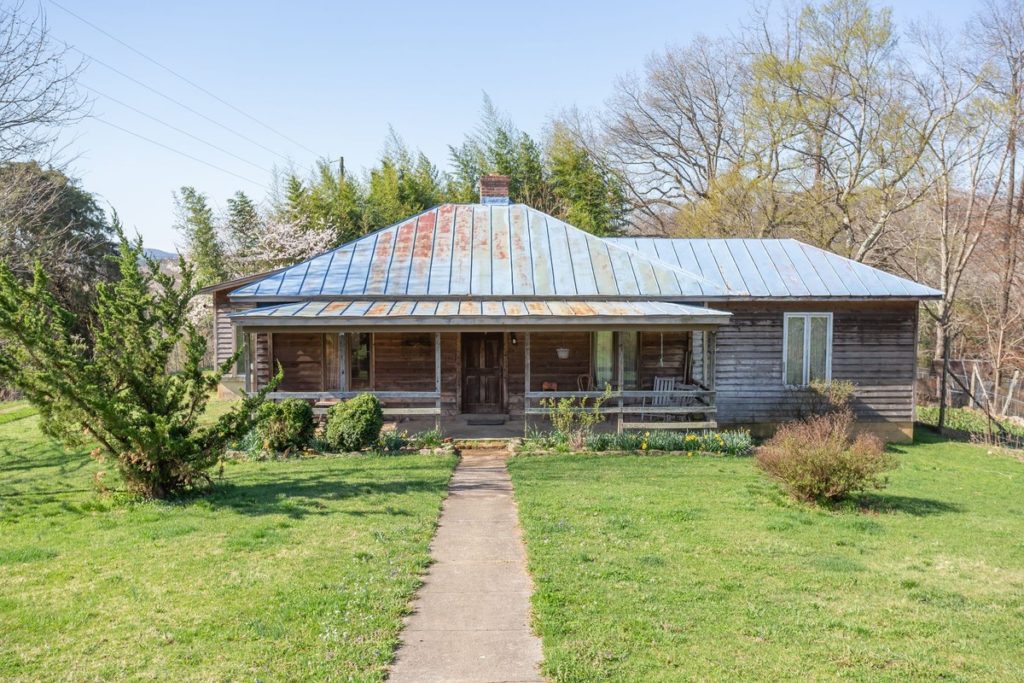 Historic Bon Aire, Circa 1812. On 43 acres in Virginia. Has a guest