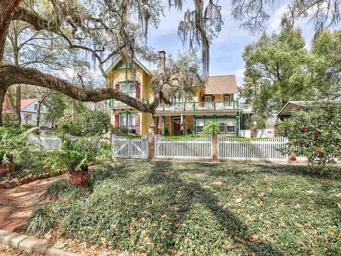 This was fun to look at! Bed & Breakfast in Monticello, Florida. On one