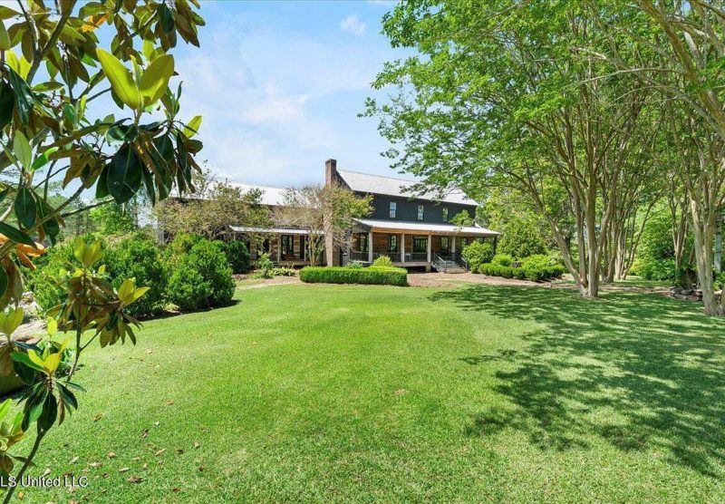 Over 2,000 acres in Mississippi! Five houses, multiple lakes and a 28,000 SF arena! 10,500,000