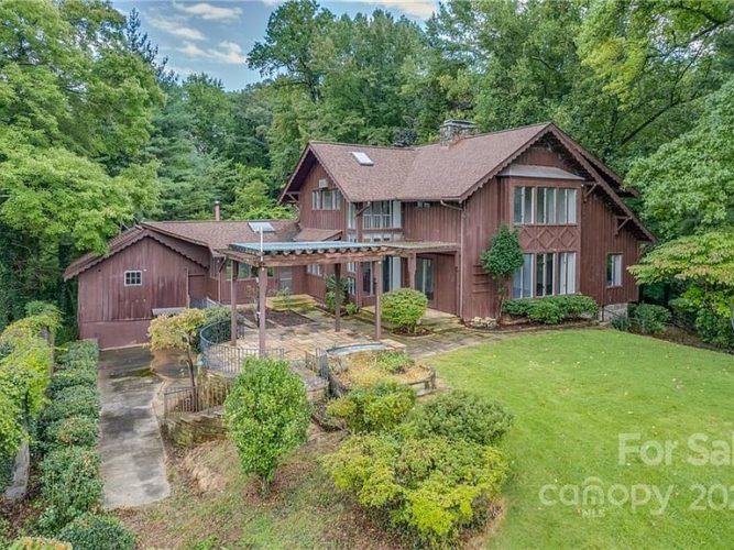 Historic Tryon Estate, Circa 1920. Over 5 acres in Tryon, North