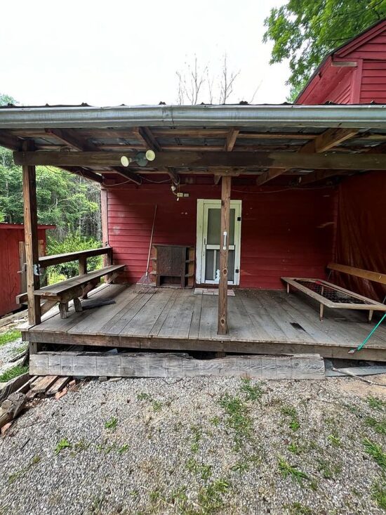 Mountain house on 7 acres with a creek! Circa 1850 in Virginia