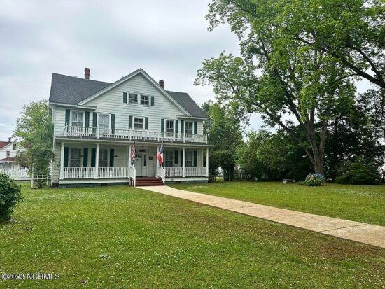 40 minutes to the beach! Has fruit trees. Circa 1902 in North Carolina ...