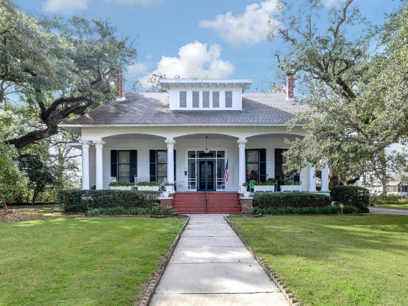 Look inside! On 1 1/2 acres in Louisiana. $278,000 – Abandoned