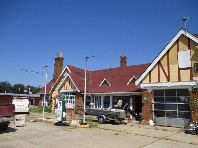 Old Sinclair Gas Station and Four Tiny Homes! Circa 1931 in Kansas