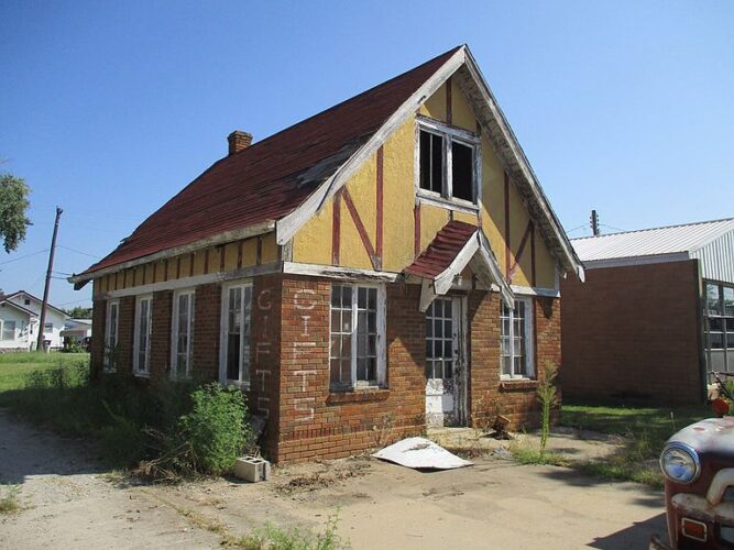 Old Sinclair Gas Station and Four Tiny Homes! Circa 1931 in Kansas