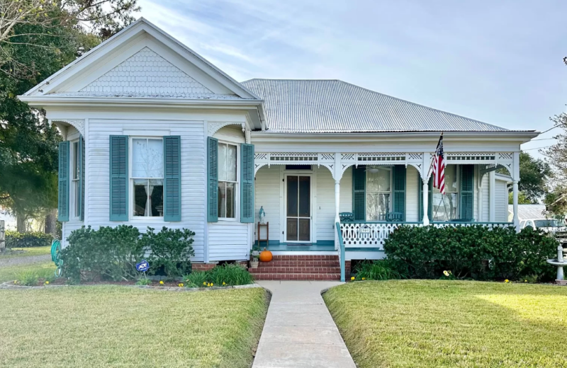 Love This House! Tall Ceilings And A Pretty Interior! Circa 1897 In 