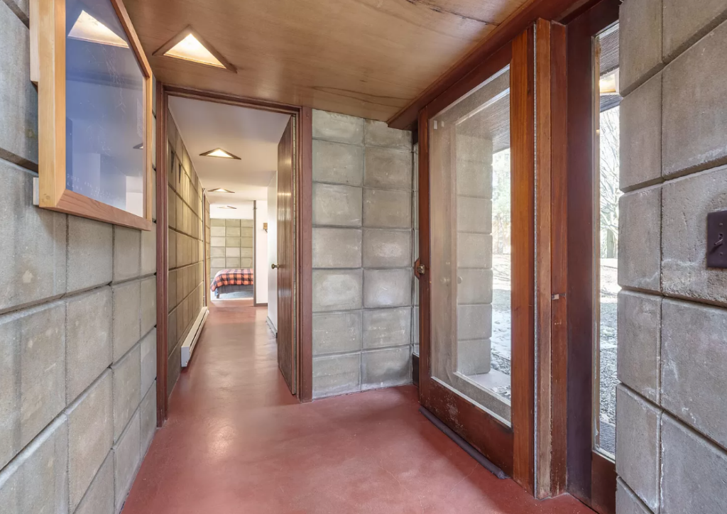 Frank Lloyd Wright designed McCartney House. Original furniture and ...