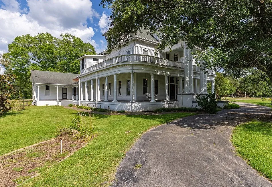 Love this! The J. H. Kurth House, Over 9 acres in Texas. $475,021 – The ...