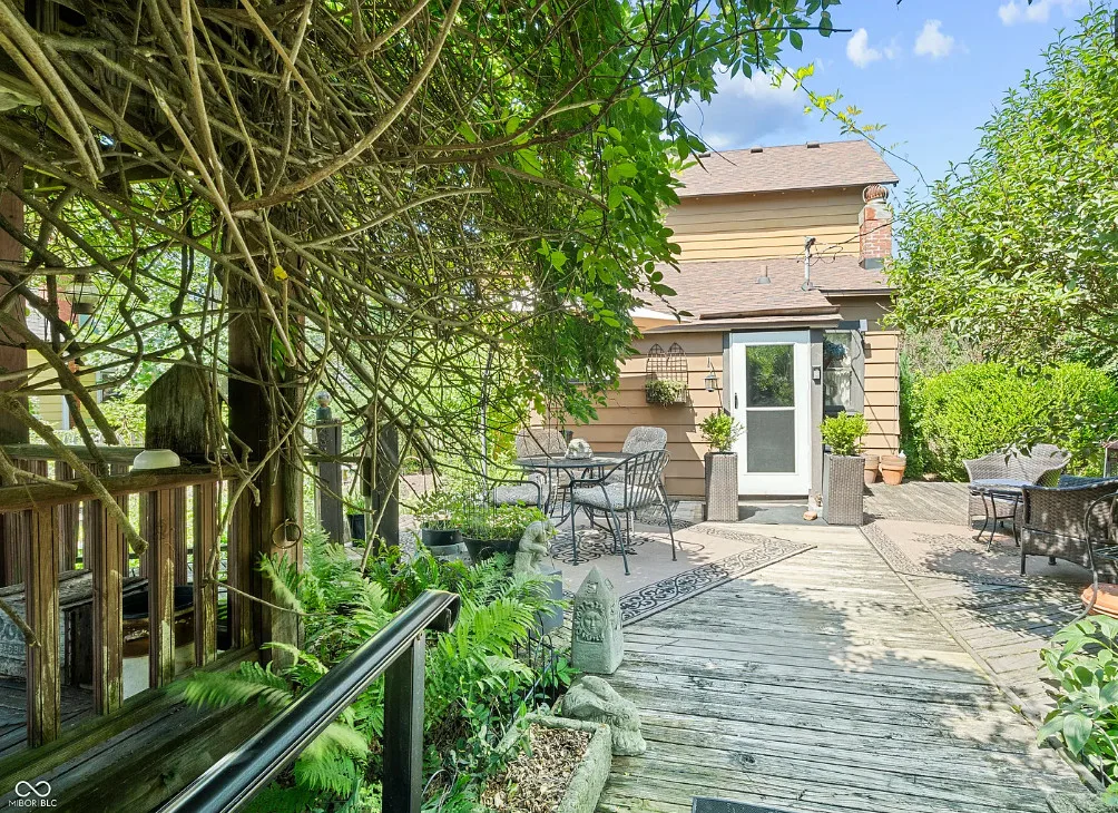Quaint interior! Circa 1888 in Indiana. $259,900 – The Old House Life