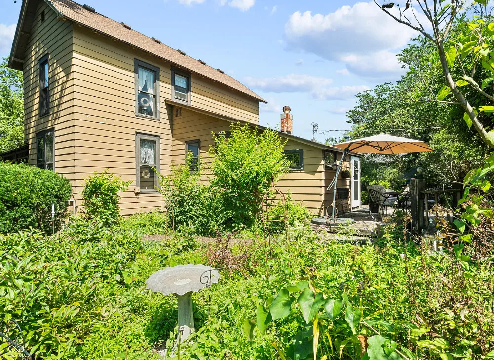 Quaint interior! Circa 1888 in Indiana. $259,900 – The Old House Life